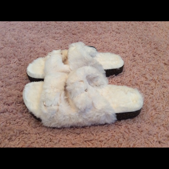🚫SOLD🚫Plush SOFT Furry Buckle Sandals - Picture 2 of 6